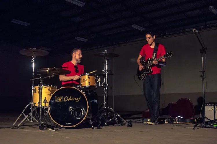 Samuel na bateria e Gabriel na guitarra, tocando juntos